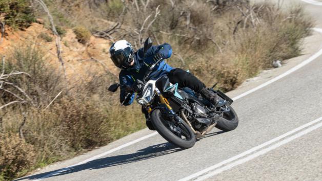 Τον «αθλητικό» χαρακτήρα του μοντέλου φέρνουν στο προσκήνιο και οι σβέλτες ρεπρίζ του, ενώ η απόκριση στις εντολές του τιμονιού είναι σε πολύ υψηλό επίπεδο. 