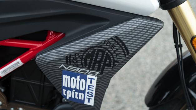 Συνεχίζοντας προς τα πίσω, τα πλαστικά καλύμματα είναι λιγοστά, αφήνοντας το κόκκινο βαμμένο ατσάλινο trellis πλαίσιο σε κοινή θέα.