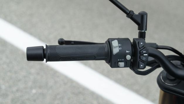 Διαθέτει μάλιστα δυνατότητα συνδεσιμότητας μέσω της εφαρμογής Morbidelli Connect εάν επιλέξεις την προσθήκη του T-Box, ώστε να έχεις απευθείας απεικόνιση της πλοήγησης στην TFT οθόνη, αλλά και πρόσβαση σε δεδομένα, όπως τοποθεσία, απόδοση κινητήρα και στατιστικά στοιχεία οδήγησης σε πραγματικό χρόνο.