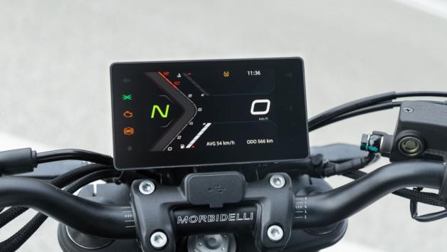 Στον πίνακα οργάνων του N300 θα βρεις μία έγχρωμη TFT οθόνη 5 ιντσών, η οποία έχει αρκετά υψηλή φωτεινότητα και ένα πολύ εύχρηστο μενού. 