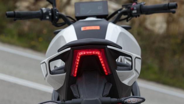 Ο σχεδιασμός του εκπέμπει δυναμισμό και φινέτσα, ενώ οι μαζεμένες διαστάσεις και η λεπτεπίλεπτη σιλουέτα του, αναδεικνύουν το γεγονός ότι είναι ένα πολύ ελαφρύ σύνολο. 