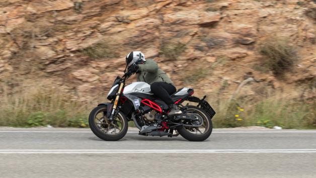 Στις κυριακάτικες βόλτες σου, δοκιμάζοντας το Morbidelli N300 σε επαρχιακά κομμάτια με απανωτές στροφές, θα εκτιμήσεις το σφιχτό setup του και την στιβαρότητα που σου εμπνέει το ανεστραμμένο πιρούνι, Παρουσιάζει απόλυτη σταθερότητα σε ταχύτητες κοντά στην τελική του, ενώ «κάθεται» με περίσσεια άνεση ακόμα και σε μεγάλες κλίσεις κατά την διάρκεια στροφών.