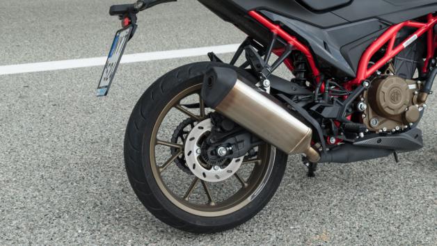 Το πλαίσιο του Morbidelli N300 είναι ατσάλινο τύπου χωροδικτύωμα, μία δοκιμασμένη λύση που συναντάμε συχνά σε σπορ κατασκευές.