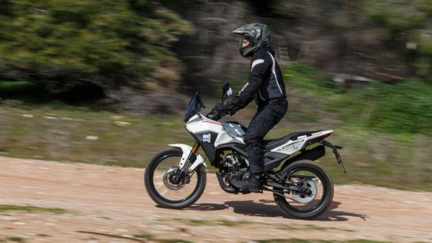 Σε συνδυασμό με τη λεπτή σιλουέτα, δημιουργείται ένα σύνολο που σε κάνει να νιώθεις ότι έχεις ένα παιχνίδι στα χέρια σου παρά καθημερινό μέσο μετακίνησης. Είναι από εκείνες τις μοτοσυκλέτες που δεν τις καβαλάς απλά για να πας από το Α στο Β, αλλά για να περάσεις και καλά στη διαδρομή. Σε συνδυασμό με τη λεπτή σιλουέτα, δημιουργείται ένα σύνολο που σε κάνει να νιώθεις ότι έχεις ένα παιχνίδι στα χέρια σου παρά καθημερινό μέσο μετακίνησης. Είναι από εκείνες τις μοτοσυκλέτες που δεν τις καβαλάς απλά για να πας από το Α στο Β, αλλά για να περάσεις και καλά στη διαδρομή.