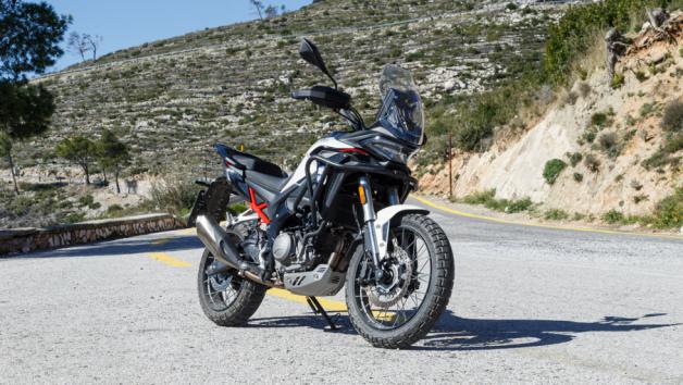 Το πλαίσιο της T352X είναι σωληνωτό ενώ στο μπροστινό σύστημα θα βρούμε ένα ανεστραμμένο πιρούνι 41 χιλιοστών με διαδρομή 160 mm, ικανό να αποσβέσει ανωμαλίες και να δώσει αυτοπεποίθηση σε κακοτράχαλους δρόμους. 