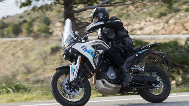 Η ταξιδιωτική πλευρά της T502X φάνηκε ξεκάθαρα στη διαδρομή που κάναμε μέχρι την Καλαμάτα από τον επαρχιακό δρόμο, αποφεύγοντας εθνική οδό και διόδια. Η εκκίνηση έγινε από την Αθήνα και την ίδια μέρα έγινε η επιστροφή.