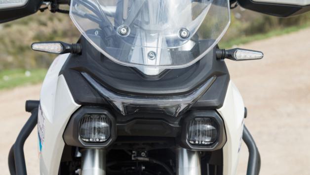 Οι διπλοί προβολείς LED, σε συνδυασμό με τα DRL, δημιουργούν μια χαρακτηριστική φωτεινή υπογραφή που τονίζει τη σύγχρονη ταυτότητα του μοντέλου.