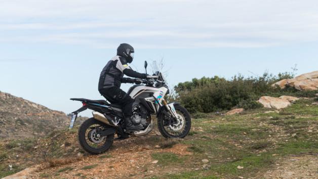 Τα δύο προγράμματα οδήγησης, Street και Off-Road, λειτουργούν πρακτικά, με το Off-Road να απενεργοποιεί το ABS, προσφέροντας μεγαλύτερη ελευθερία ελέγχου όταν χρειαστεί.