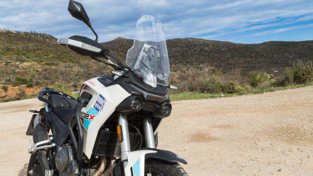 Το εμπρός μέρος είναι στενό και ψηλό, με έντονη κάθετη γραμμή, στοιχείο που δίνει δυναμικό χαρακτήρα και ξεχωρίζει οπτικά μέσα στην κατηγορία.