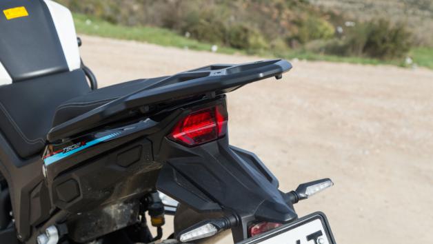 Συνολικά, η T502X παρουσιάζεται σχεδιαστικά ώριμη, με εμφάνιση που υπηρετεί ξεκάθαρα τον adventure χαρακτήρα της και ποιότητα κατασκευής που στέκεται με αξιώσεις στην κατηγορία.