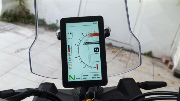 Το cockpit παρουσιάζει καλή εργονομική διάταξη. Η κάθετη TFT οθόνη 7 ιντσών βρίσκεται σε άμεσο οπτικό πεδίο, επιτρέποντας εύκολη ανάγνωση πληροφοριών χωρίς να αποσπά την προσοχή.