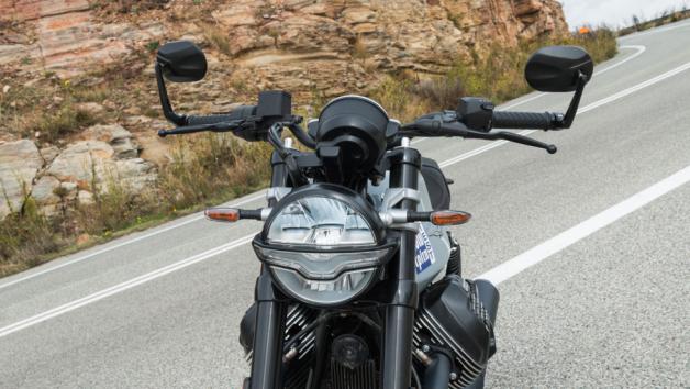 Κοιτώντας το «κατάματα», ξεχωρίζει ο στρογγυλός LED προβολέας με το ενσωματωμένο DRL σε σχήμα αετού στο κέντρο, ενώ στο τιμόνι οι Bar-End καθρέπτες συμβαδίζουν απόλυτα με τον χαρακτήρα της μοτοσυκλέτας.