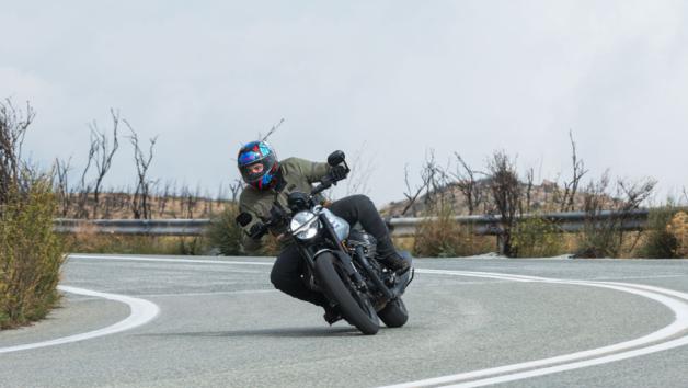 Όσο ανεβαίνουν οι στροφές, δείχνει τα δόντια του χάρη στην αυξημένη ισχύ και ροπή, ενώ οι νέες αναρτήσεις και το ανεστραμμένο πιρούνι προσφέρουν καλύτερη πληροφόρηση και σταθερότητα. 