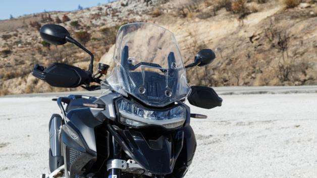 Στο εμπρός μέρος κυριαρχεί ο μεγάλος LED προβολέας με τα ενσωματωμένα φώτα ημέρας DRL και το επιβλητικό ράμφος.
