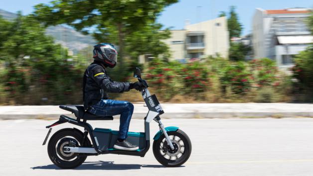 Η λειτουργία του κινητήρα είναι αθόρυβη, κάτι που ενισχύει ακόμη περισσότερο την αίσθηση άνεσης στις καθημερινές μετακινήσεις.
Παρότι το φυσικό του περιβάλλον είναι η πόλη, το NOOS δεν περιορίζεται αποκλειστικά σε αυτή.
