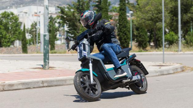 Το βήμα του στο δρόμο είναι πολύ καλό και το scooter εμπνέει εμπιστοσύνη στις στροφές, ενώ οι αναρτήσεις κάνουν αποτελεσματική δουλειά απορροφώντας λακκούβες, σαμαράκια και γενικότερα τις κακοτεχνίες που συναντάμε καθημερινά στους ελληνικούς δρόμους.