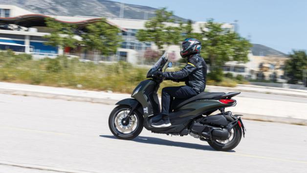 Στην πράξη, το Beverly 400 έχει δύναμη για να κινηθείς άνετα στην πόλη και να προσπεράσεις γρήγορα, αλλά και για να πραγματοποιήσεις ταξίδι με ταχύτητες 120χλμ.ώρα με σωστή ανεμοκάλυψη χωρίς κόπωση και κραδασμούς και την τελική ταχύτητα να ξεπερνά τα 150χλμ./ώρα σε κάθε περίπτωση.