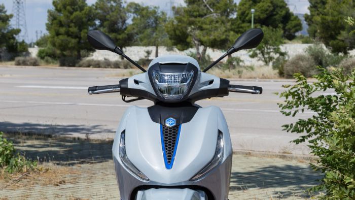 Η μοντέρνα εμφάνιση που προσδίδει ο LED προβολέας και τα φώτα ημέρας πάνω από το εμπρός φτερό, έχει αγαπηθεί ιδιαίτερα από το ελληνικό αγοραστικό κοινό.