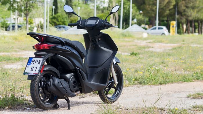 Κομψή, στενή σιλουέτα, στα πρότυπα του ιταλικού σχεδιασμού.