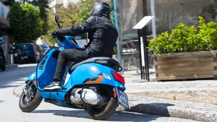 Η GTS διαθέτει εξαιρετικό ζύγισμα και σε συνδυασμό με τα τεράστιο κόψιμο του τιμονιού ξεγλιστρά ανάμεσα στα εμπόδια σε συνθήκες πυκνής κίνησης.