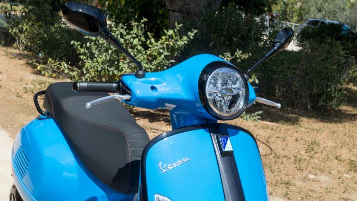 Ο φωτισμός είναι εξΆ ολοκλήρου LED με ενσωματωμένα φώτα ημέρας στον μπροστινό προβολέα, ενώ τα φλας είναι χωνευτά στην ποδιά και την ουρά για καθαρότερη εικόνα.