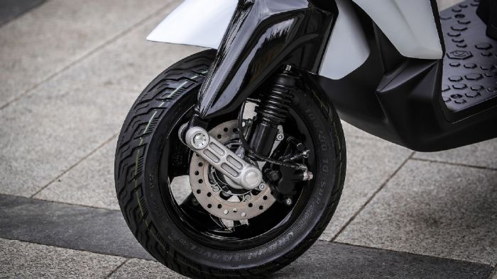 Το μοντέλο χρησιμοποιεί την χαρακτηριστική ανάρτηση υστερούντα βραχίονα στο εμπρός μέρος. 