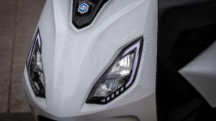 To εμπρός μέρος χρησιμοποιεί στοιχεία που εμφανίζονται και σε άλλα scooters της εταιρείας όπως το look «γραβάτας». 