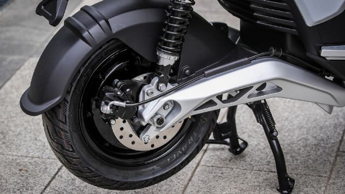 Η πίσω ανάρτηση και ο ηλεκτροκινητήρας στον τροχό. 