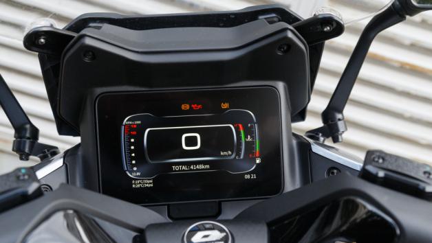 Το πακέτο τεχνολογίας ενισχύει την καθημερινότητα: 7” TFT οθόνη με δύο interfaces, Bluetooth, πλοήγηση turn-by-turn, WiFi με δυνατότητα mirroring και αισθητήρες πίεσης/θερμοκρασίας ελαστικών.