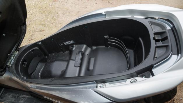 Πρακτικά, το Fort 350 EVO σκοράρει ψηλά. Κάτω από τη σέλα υπάρχει αποθηκευτικός χώρος 44 λίτρων που χωράει ένα full-face και ένα jet κράνος, ενώ η πίσω σχάρα επιτρέπει εύκολη τοποθέτηση top case για ακόμα μεγαλύτερη μεταφορική δυνατότητα.