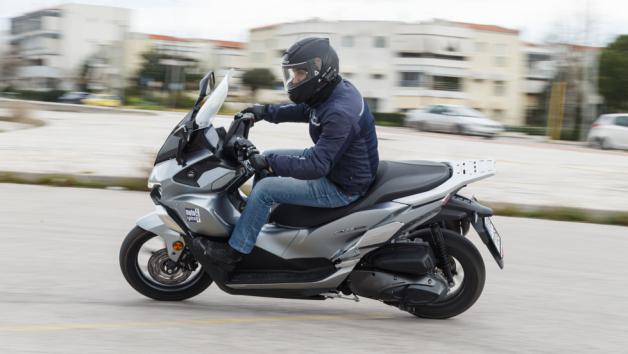 Το traction control επεμβαίνει για να αποτρέψει σπινάρισμα του πίσω τροχού, ειδικά σε κακό οδόστρωμα