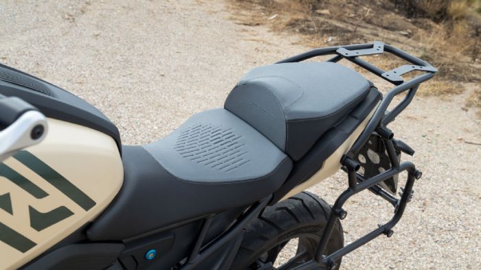  Η σέλα ανέβηκε σε ύψος, όντας πλέον στα 830mm (από τα 795), αλλά και πάλι δεν θα προβληματίσει τους αναβάτες χαμηλότερων αναστημάτων.