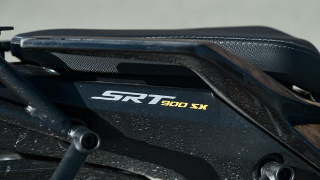 Η QJMOTOR SRT 900SX έχει σχεδιαστεί με ξεκάθαρο προσανατολισμό τη μεγάλη απόσταση και τη χρήση πολλών ωρών στη σέλα, κάτι που αποτυπώνεται άμεσα στη θέση οδήγησης και στη γενικότερη εργονομική της φιλοσοφία. 
