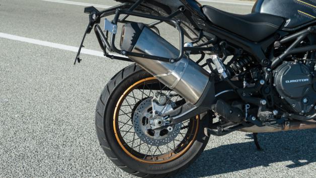 Πίσω, ο δίσκος 260 mm με διπίστονη δαγκάνα Brembo συμπληρώνει το σύνολο με σωστή δοσολογία και χωρίς υπερβολική παρεμβατικότητα.