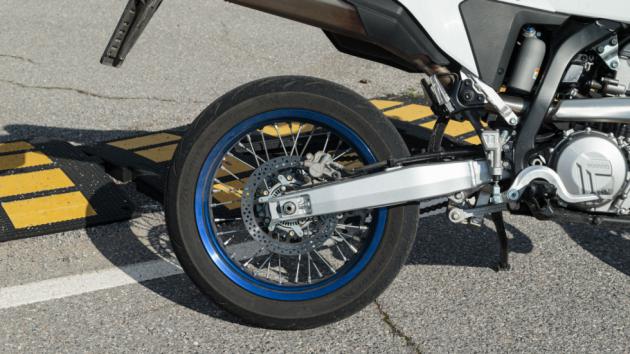 Στα των αναρτήσεων, το νέο Suzuki DR-Z4SM φέρει αναβαθμισμένες, πλήρως ρυθμιζόμενες αναρτήσεις της KYB, με μικρότερες διαδρομές σε σχέση με την χωμάτινη έκδοση, προσφέροντας καλύτερη αίσθηση, έλεγχο και πληροφόρηση στο γρήγορο ρυθμό.
