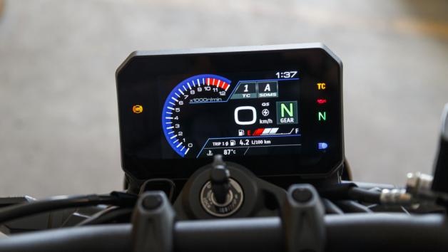  Στο cockpit κυριαρχεί η έγχρωμη TFT οθόνη 5 ιντσών