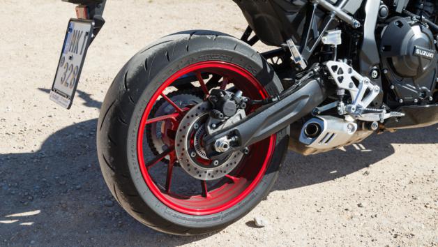 Το σύστημα πέδησης αποτελείται από δύο εμπρός δίσκους, με ακτινικές τετραπίστονες δαγκάνες και ABS, ενώ πίσω υπάρχει μονός δίσκος με ABS. 