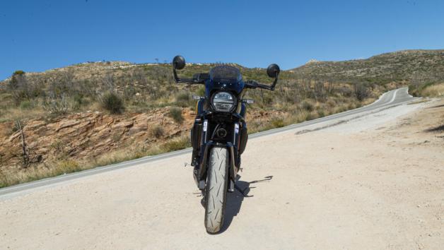 Στο εμπρός μέρος συναντάμε ανεστραμμένο πιρούνι της KYB και πίσω υπάρχει μονό αμορτισέρ Linktype με ρύθμιση προφόρτισης. 