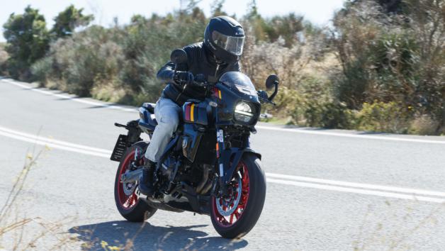 Οι πραγματικές μετρήσεις επιδόσεων επιβεβαιώνουν ότι η μοτοσυκλέτα έχει σημαντικά αποθέματα δύναμης. Το 0–50 km/h σε 1,6 δευτερόλεπτα δείχνει πόσο ζωηρή είναι στα πρώτα μέτρα, ενώ το 0–100 km/h σε 3,7 δευτερόλεπτα αποκαλύπτει μια άκρως σοβαρή πλευρά.