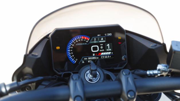 Στο cockpit δεσπόζει η έγχρωμη οθόνη TFT 5 ιντσών, με καθαρή απεικόνιση όλων των ενδείξεων και διάταξη που θυμίζει σύγχρονα street της Suzuki.