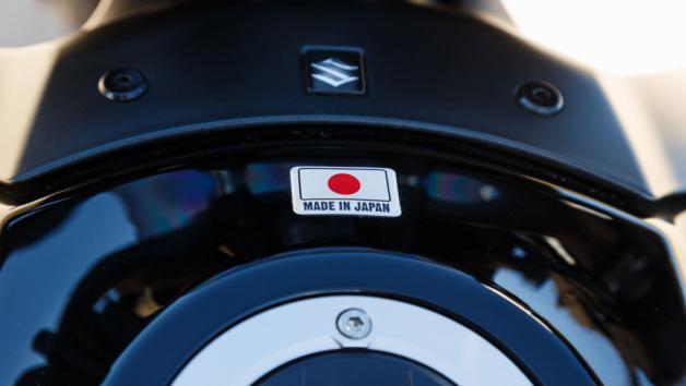 Η μοτοσυκλέτα δείχνει προσεγμένη στη λεπτομέρεια, από το χρώμα μέχρι το φινίρισμα των μετάλλων και τη μικρή ζελατίνα που ολοκληρώνει το σύνολο.