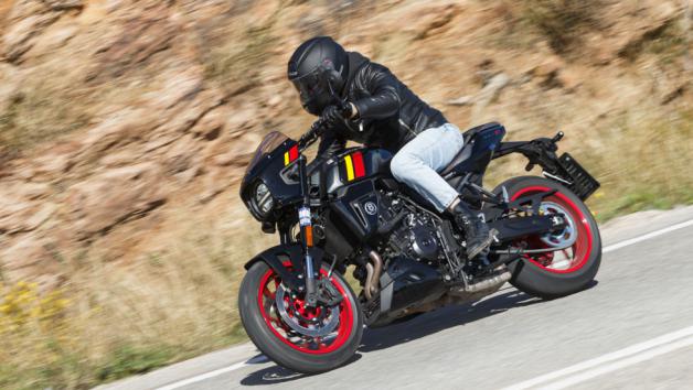 Με το traction απενεργοποιημένο, ο κινητήρας δείχνει την αληθινή του δύναμη: η μοτοσυκλέτα κοιτάει τον ουρανό με 1η και 2α μόνο με γκάζι, ενώ τα ελεγχόμενα μπαντιλίκια έρχονται φυσικά και χωρίς απότομες αντιδράσεις.