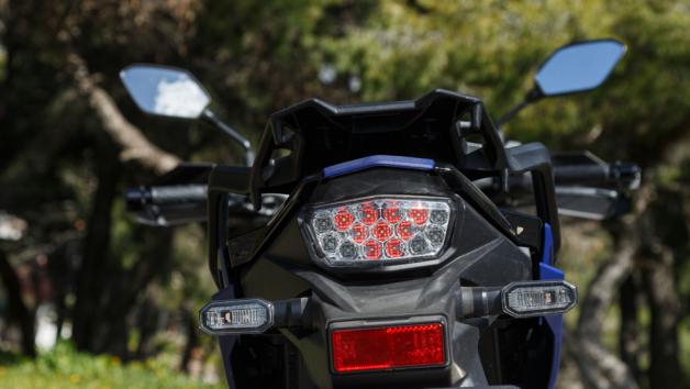 Το πίσω φανάρι παραμένει σε πιο ήπια σχεδιαστικά μονοπάτια και είναι ίδιο με αυτό του μεγάλου αδελφού, 1050 DE.