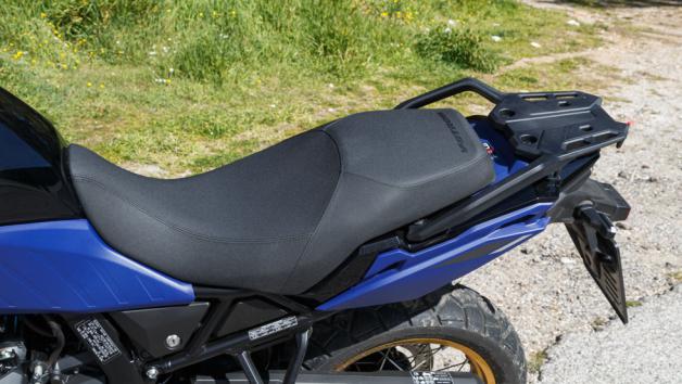 Η V-Strom 800 DE πετυχαίνει εργονομικά κάτι αξιοσημείωτο – σε τοποθετεί σε μια εξαιρετικά άνετη θέση οδήγησης «μέσα» στη μοτοσυκλέτα, ενώ την ίδια στιγμή νιώθεις την ευκολία που έχουν τα πόδια να τεντώσουν για οδήγηση στο χώμα. 