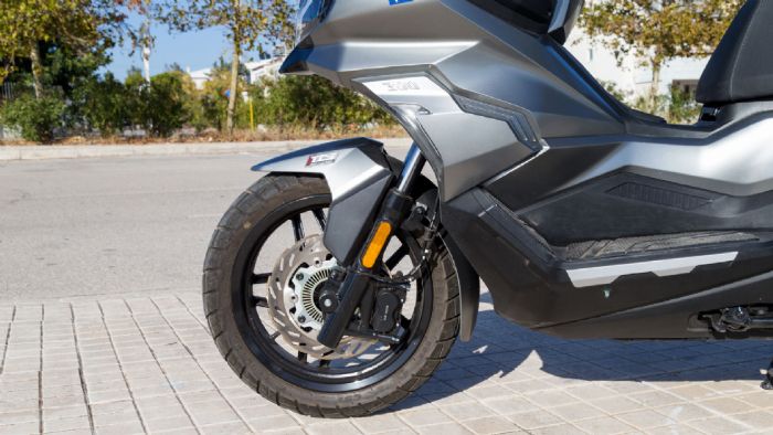 Στα φρένα συναντάμε έναν δίσκο 260mm μπροστά, με τετραπίστονη ακτινική δαγκάνα.