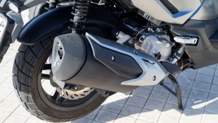Πίσω έναν δίσκο 240mm με διπίστονη δαγκάνα, με δικάναλο ABS από την Bosch.