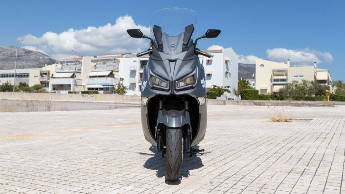 Το πλαίσιο του έχει σχεδιαστεί ώστε να προσφέρει ισορροπία ανάμεσα στη σταθερότητα και την ευελιξία και το αντιλαμβάνεσαι είτε κινείσαι με χαμηλές ταχύτητες είτε σε αυτοκινητόδρομο με περισσότερα χιλιόμετρα.
