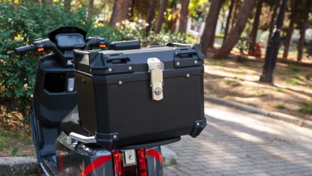 Το Top Box και ο χώρος κάτω από την σέλα που μπορεί να φιλοξενήσει τον φορτιστή και μικροαντικείμενα συμπληρώνουν τον πρακτικό χαρακτήρα του scooter, προσφέροντας επιπλέον αποθηκευτικές λύσεις για καθημερινές ανάγκες.