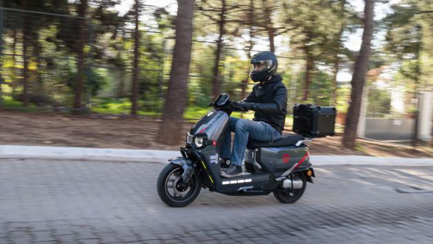  Στην καθημερινή κίνηση, το compact αποτύπωμα και οι τροχοί των 12 ιντσών επιτρέπουν εύκολους ελιγμούς και γρήγορη προσαρμογή στον περιορισμένο χώρο. 