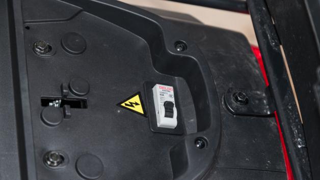 Η μπαταρία 72V/35Ah Graphene εξασφαλίζει σταθερή παροχή ισχύος σε όλο το εύρος λειτουργίας, υποστηρίζει σύστημα ανάκτησης ενέργειας και φορτίζει μέσα σε 6-8 ώρες σε οικιακή πρίζα.